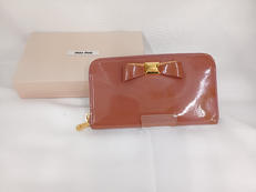 エナメル　ラウンドジップ|MIUMIU