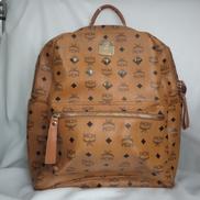 ロゴグラムスタッズバックパック|MCM