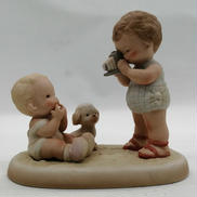 写真を撮る女の子|マーベル・ルーシー・アトウェル