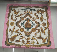 スカーフ風の装い|HERMES