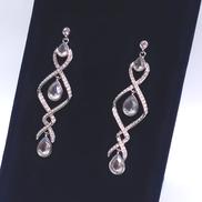 エレガントドロップ型ピアス|SWAROVSKI