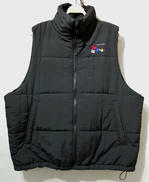 中綿胸元ワッペンベスト|(WHAT IT ISNT) ART BY