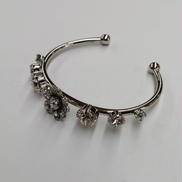 ▫️訳あり価格▫️美品Volume curve bangle SCULPTURAL PYRAMID BANGLE - SILVER | COS