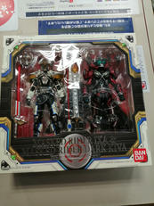 仮面ライダーイクサ&仮面ライダーダークキバ|BANDAI