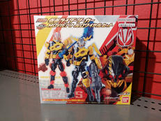 仮面ライダーギーツ×仮面ライダーリバイス|BANDAI