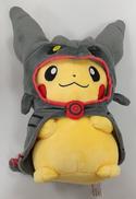 黒いレックウザのポンチョを着たピカチュウ|株式会社ポケモン