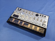 ベースシンセサイザー|KORG