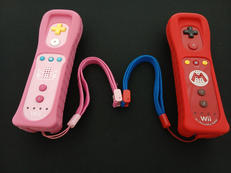 【Wii】Wiiリモコンプラス　2本セット（マリオ/ピーチ）|NINTENDO / 任天堂