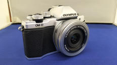 ミラーレス一眼|OLYMPUS