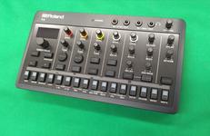シンセサイザー|ROLAND