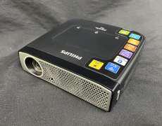 【持ち運び便利なコンパクトサイズ】ポータブルプロジェクター|PHILIPS