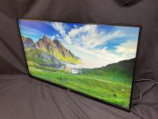 【アームスタンドを採用】31.5型4K液晶ディスプレイ|LG