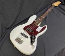 【伝統的な楽器製作の美学】エレキベース|FENDER