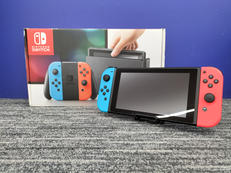 【ドックのカバー欠品・本体左上破損・L側JOYCON膨張有】|NINTENDO