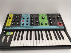 アナログシンセサイザー|MOOG