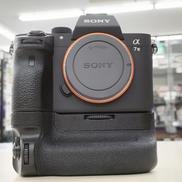 ミラーレス一眼ボディ+バッテリーグリップ|SONY