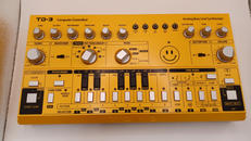 アナログバスラインシンセサイザー|BEHRINGER