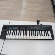 シンセサイザー|ROLAND