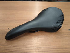 サドル|FIZIK