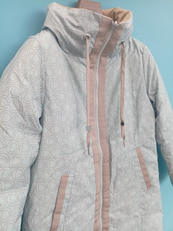 ブルー総柄　ダウンコート　スタンドカラー|DoCLASSE