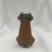 お座りするネコ|LISA LARSON