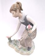花を摘む少女|LLADRO