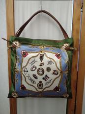 スカーフ柄 サテンバッグ|TREASURE TOPKAPI