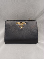 ブラック　ブラック　サフィアーノ　レザー　財布|PRADA
