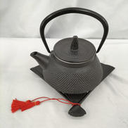 鉄瓶と鍋敷き|(株)及富