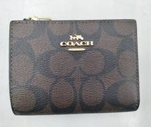 2つ折り財布|COACH