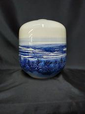 白磁染付線彫森林図花瓶|藤井朱明