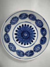 染付牡丹山水深皿|源右衛門窯