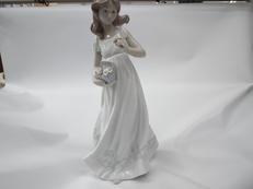 花と少女 素敵な宝物|LIADORO