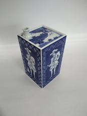染付紅毛角瓶|源右衛門