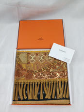 シュル・アン・タピ・ヴォラン・シルクスカーフ|HERMES