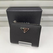 サフィアーノトライアングル財布|PRADA
