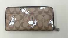 シグネチャー ピーナッツ コラボ スヌーピー アコーディオ|COACH