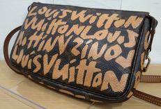 モノグラム　グラフィティ　ポシェット　アクセソワール|LOUIS VUITTON
