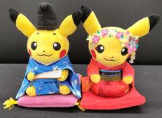 舞妓はん・お公家さま ピカチュウぬいぐるみ おすわりVER.|株式会社ポケモン