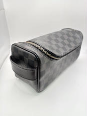 ダミエグラフィット　トワレポーチ|LOUIS VUITTON