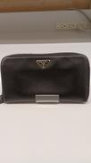 ラウンドジップ財布|PRADA