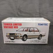 クラウン ロイヤルサルーン85年式 白|TOMY TEC