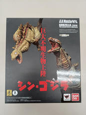 S.H.MONSTERARTS ゴジラ 第2形態&第3形態セ|バンダイ