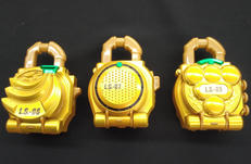 金色のロックシード3点セット サウンドロックシード|バンダイ