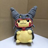 黒いレックウザポンチョを着たピカチュウ ぬいぐるみ|ポケットモンスター
