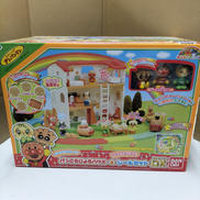 パンこうじょうハウス＆やきたてはこぶよレールセットDX|BANDAI