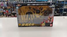 装着変身仮面ライダークウガアルティメットフォーム|BANDAI