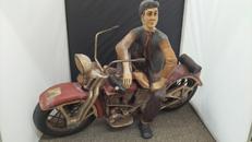 ハーレーに乗る男