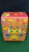 メガリザードンYのポンチョを着たピカチュウ デッキケース|POKEMON