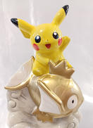 ピカチュウと金のコイキング貯金箱|ポケモン